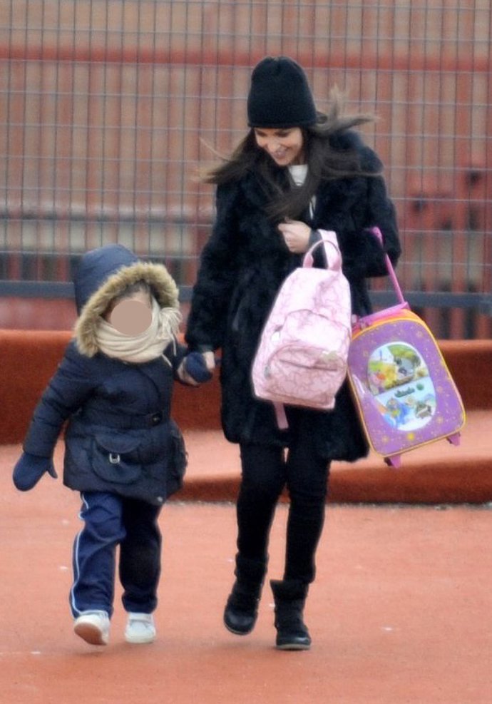 Paula Echevarría a la salida del colegio con Daniela