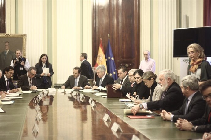 Arias Cañete suscribe un convenio con industrias lácteas y empresas de distribu