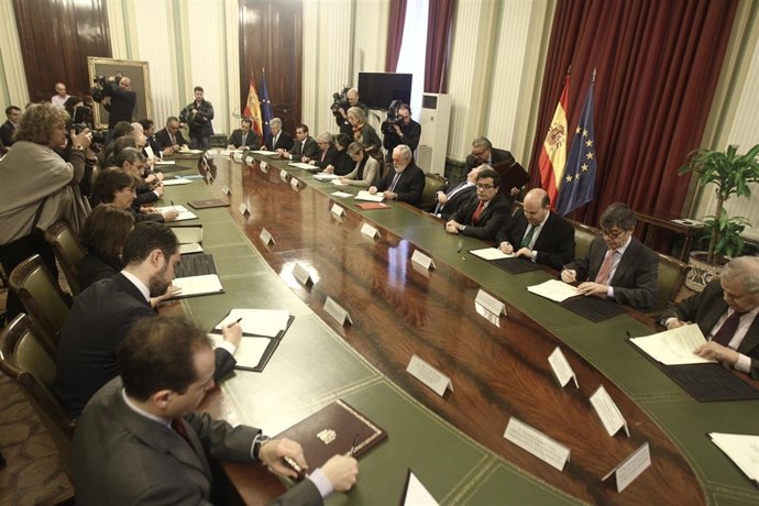 Arias Cañete firma un convenio con industrias lácteas y empresas de distribución