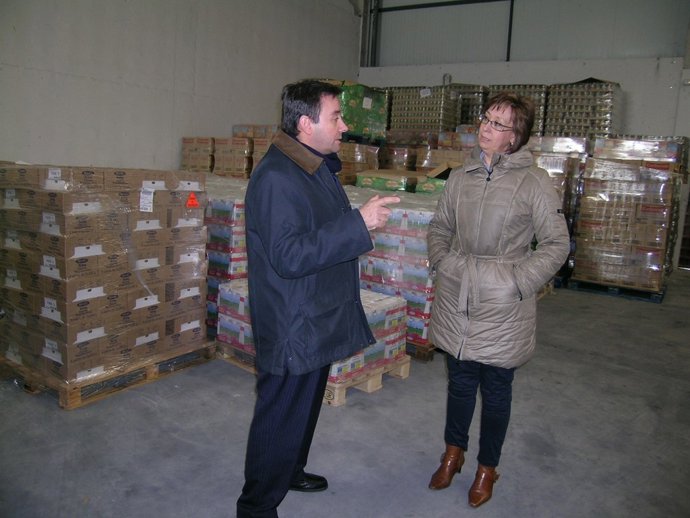 Pilar Sanz, en su visita al almacén de Cruz Roja. Firma: Subdelegación del Gobie