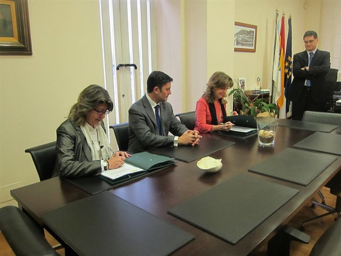 Firma del convenio sobre gestión de fincas con vocación agraria