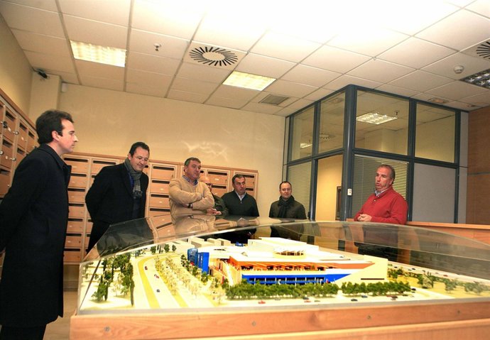 El regidor, durante la reunión con los responsables de 'Sambil'.