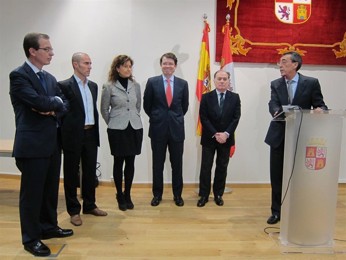 El consejero de Economía y Empleo, Tomás Villanueva (segundo por la derecha) jun