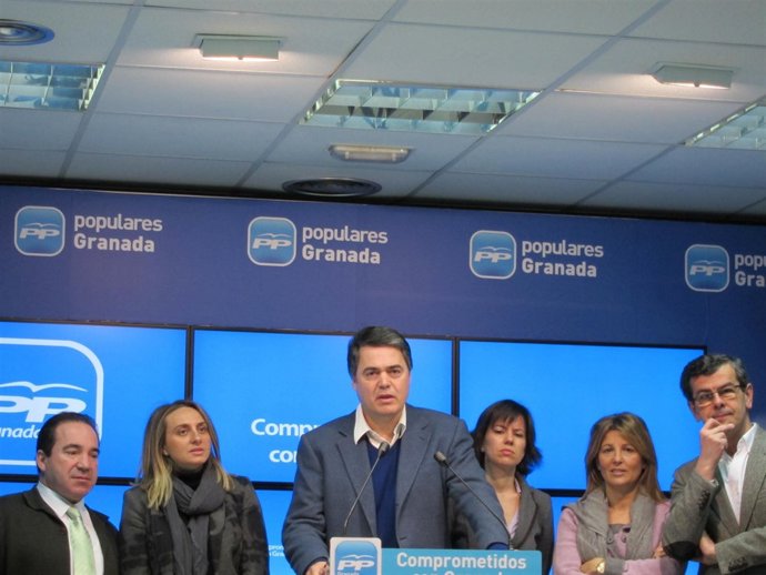Carlos Rojas y el grupo parlamentario del PP por Granada
