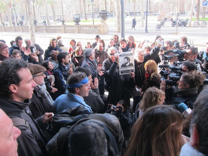 El apoderado del 'Robin Hood' de los bancos E.Duran, X.Borràs,junto a activistas