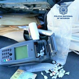 Monodosis de cocaína en una máquina dispensadora de un vendedor de lotería