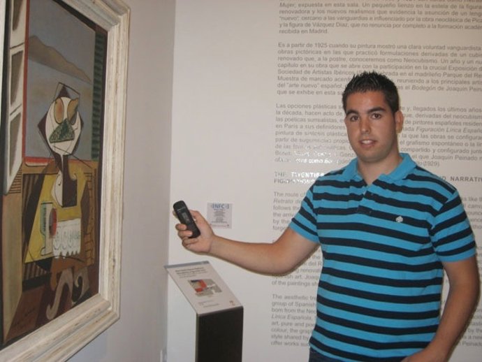 Un joven prueba una aplicación para conocer el museo joaquín peinado de ronda