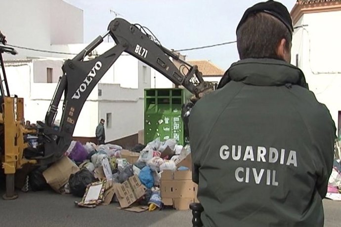 Recogen basura en El Coronil por la alerta sanitaria