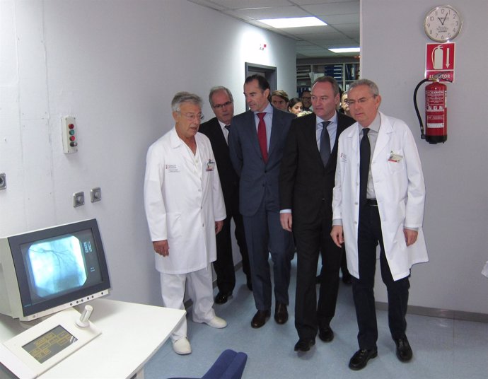 Alberto Fabra y Manuel Llombart en su visita al Hospital General de Alicante
