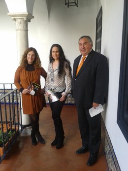 Pueblo a pueblo lleva a la cantaora Regina por las ocho provincias