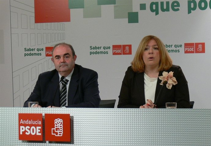 El senador socialista J. M. Fernández y la portavoz del PSOE en Motril, F. Almón