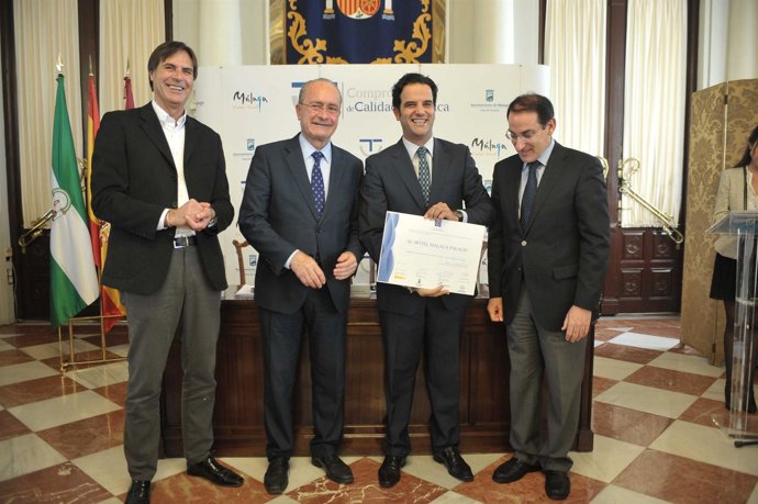 Entrega del Sicted al Hotel Málaga Palacio director, alcalde, caneda y Lara