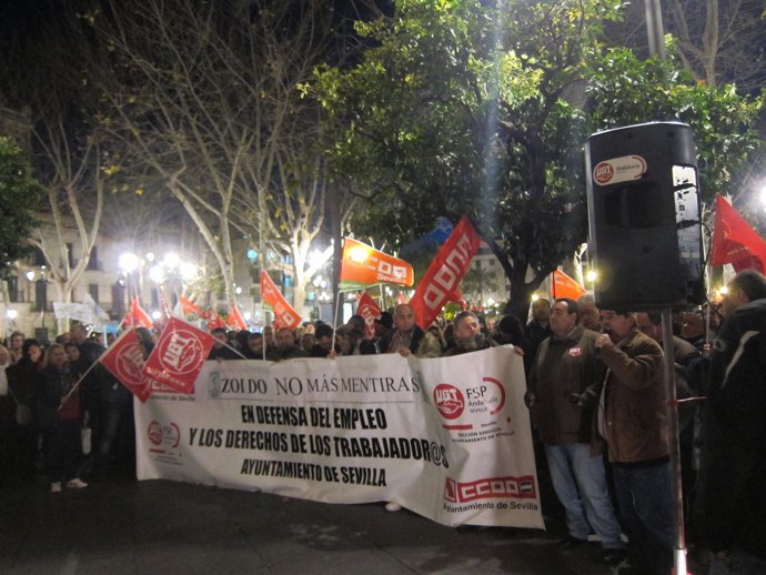 La protesta a las puertas del Ayuntamiento.