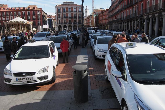 Concentración de taxistas en la Plaza Mayor de Valladolid
