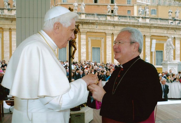 Javier Salinas junto al Papa Benedicto XVI 