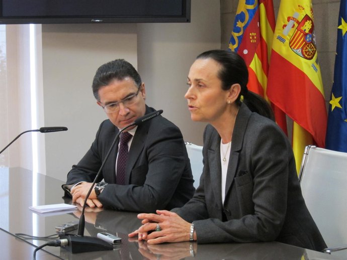 De la Oliva y Castellano durante una rueda de prensa