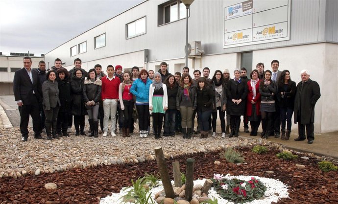 Goicoechea y los alumnos, en un jardín realizado por ellos.