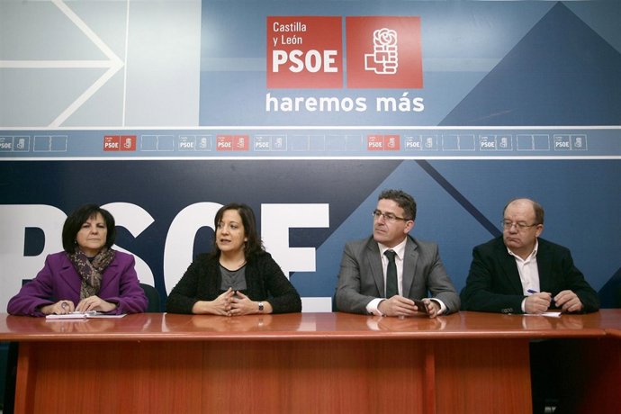 Iratxe García (2I) con miembros del PSOE de Ávila