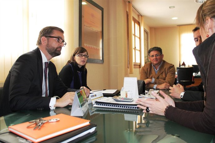 Imagen del encuentro entre el alcalde de Los Alcázares y el vicecónsul británico
