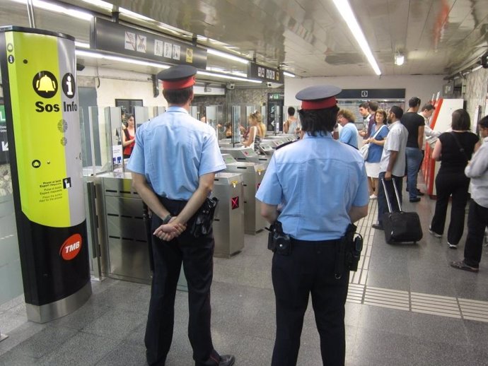 Mossos D'esquadra En La Estación De Metro De Paral·Lel