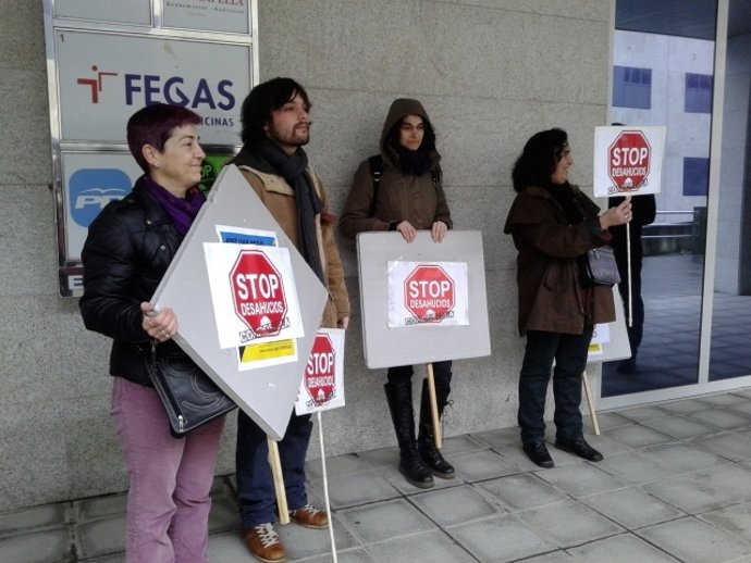 Representantes de Stop Desahucios ante la sede del PP