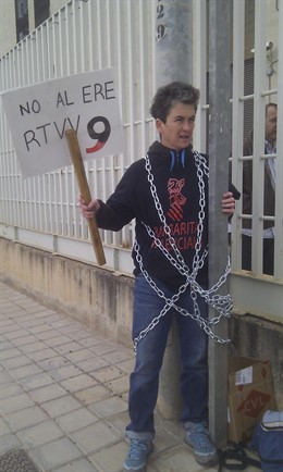 Isabel Benito encadenada en el centro de producción de Canal 9