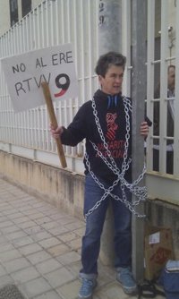 La mujer de un cámara de Canal 9 se encadena al centro de producciones contra el ERE y la "muerte" de un ente público