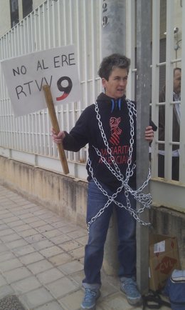 Isabel Benito encadenada en el centro de producción de Canal 9