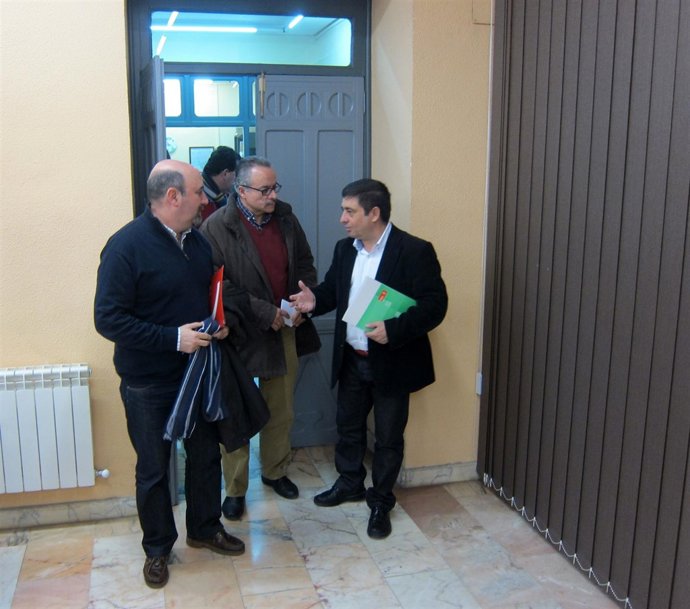 Manuel Salazar, José Moral y Francisco Reyes, antes de atender a los periodistas