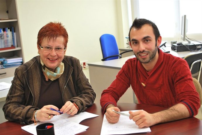 La parlamentaria Antonia Ruiz Oliva y Enrique Rodríguez, de NNGG