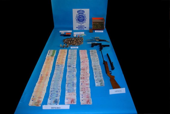 Dinero y objetos incautados en operaciones policiales