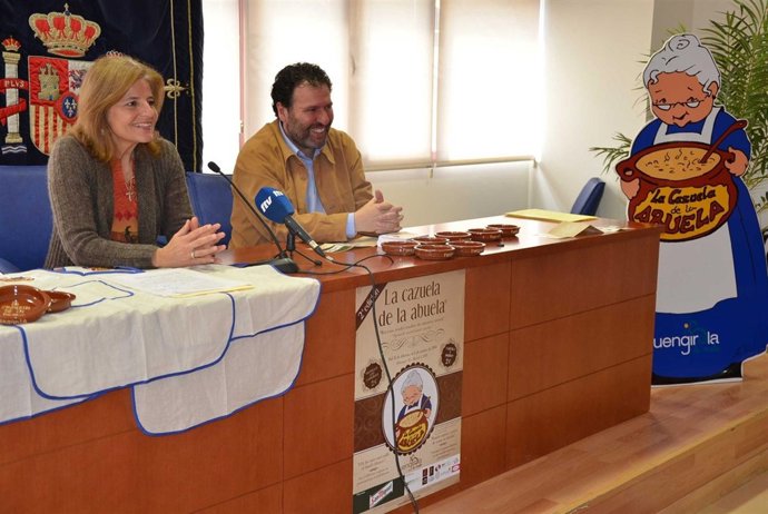La alcaldesa, Esperanza Oña, presenta la II Cazuela de la Abuela