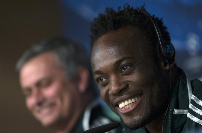 Michael Essien en rueda de prensa con Mourinho