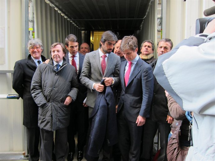 Representantes del mundo del toro a la salida del debate del Congreso