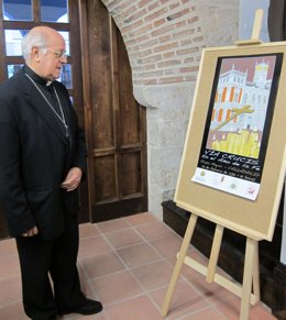 Monseñor Ricardo Blázquez contempla el cartel del Vía Crucis del Año de la Fe