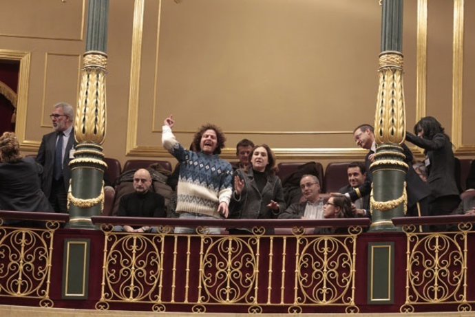 Miembros de la plataforma antidesahucios en el Congreso
