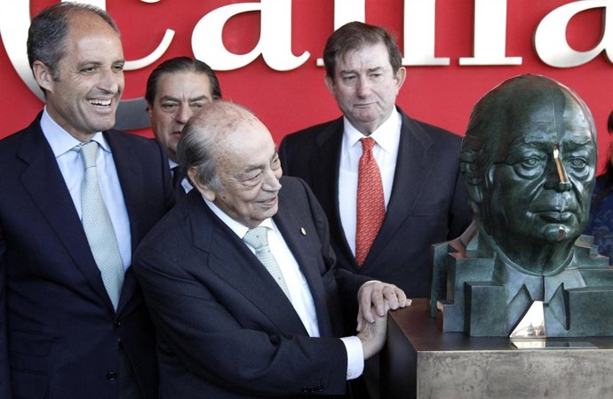 Virosque Admira Su Busto Junto A Francisco Camps.