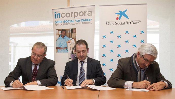 Firma del convenio entre La Caixa y el Polígono de Villalonquéjar