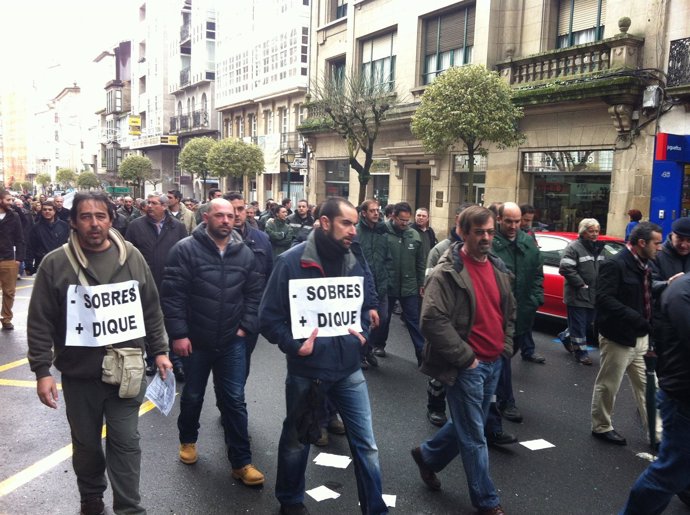 Trabajadores de Navantia protestan ante el Parlamento gallego