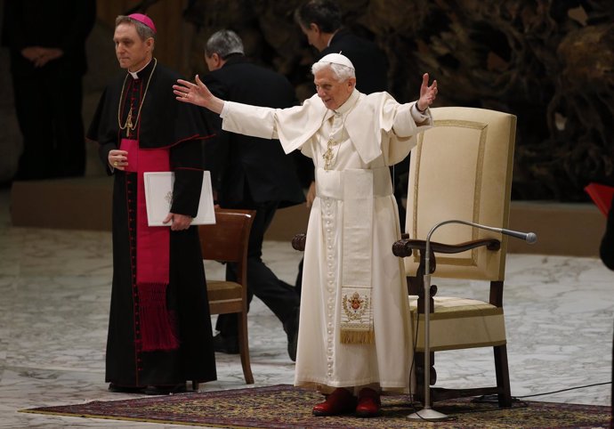 El Papa Benedicto XVi en su primera aparición tras anunciar que renuncia
