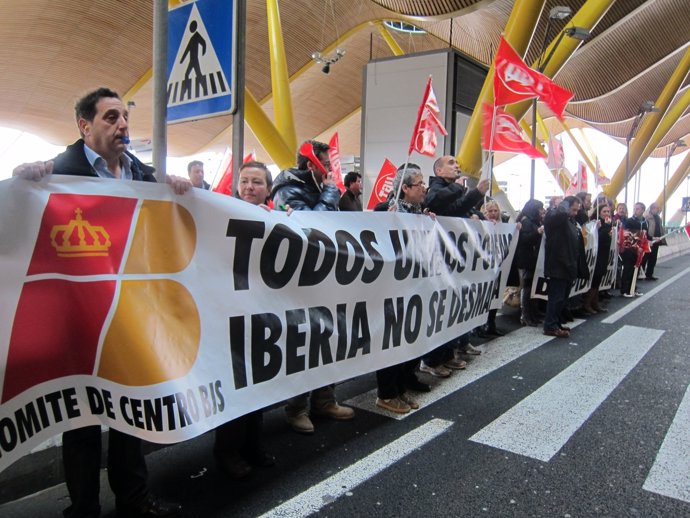 Trabajadores de Iberia protestan en la T4