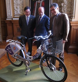 Enríquez, Francisco Javier León de la Riva y el representante de Ingenia