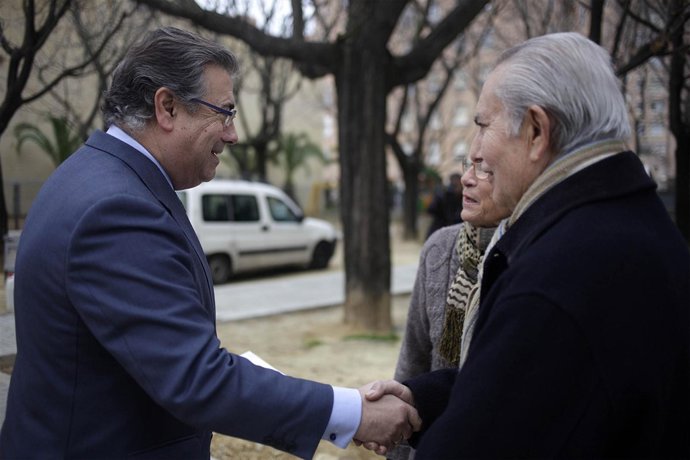 Zoido visita unas obras en el barrio Nuestra Señora del Carmen