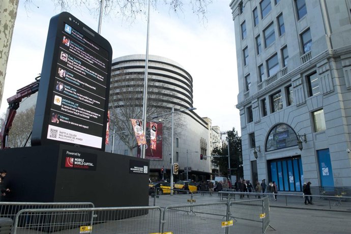 Móvil Gigante En Portal De L'ángel