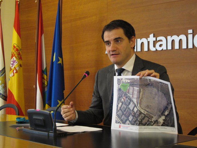 Miguel Sáinz muestra un plano de los huertos de ocio