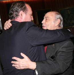 Arturo Virosque abraza a su sucesor, José Vicente Morata.