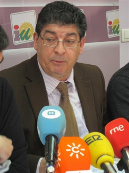 El coordinador general de IULV-CA, Diego Valderas, ante los medios. 