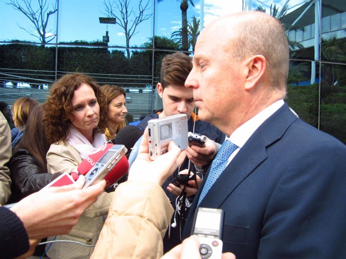 El conseller Máximo Buch atiende a los periodistas en el Oceanogràfic.