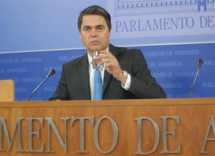 El portavoz del Grupo Popular en el Parlamento, Carlos Rojas, hoy en rueda 