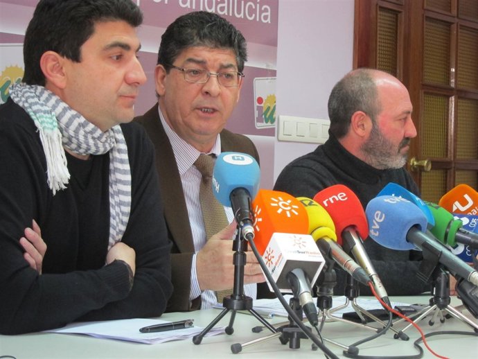 El coordinador general de IULV-CA, Diego Valderas, en rueda de prensa.